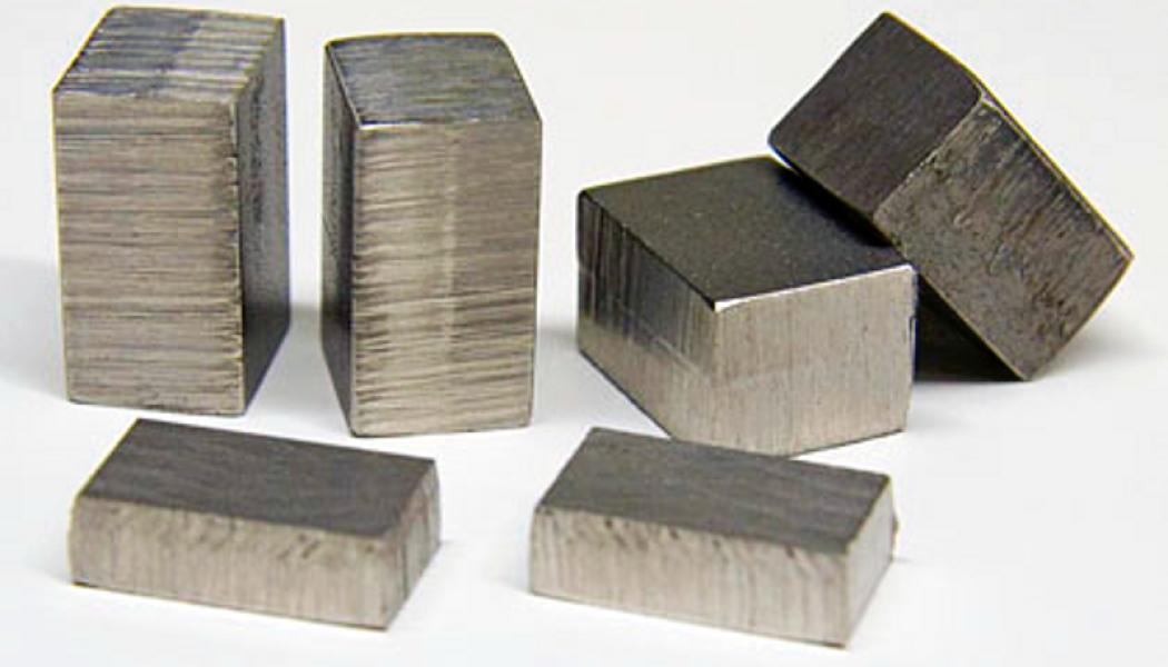 Klossar av Invar. Invar är också en legering. Tack vare dess extremt låga längdutvidgningskoefficient vid temperaturförändringar används stålet i precisionsinstrument bland annat. Foto: Wikimedia Commons