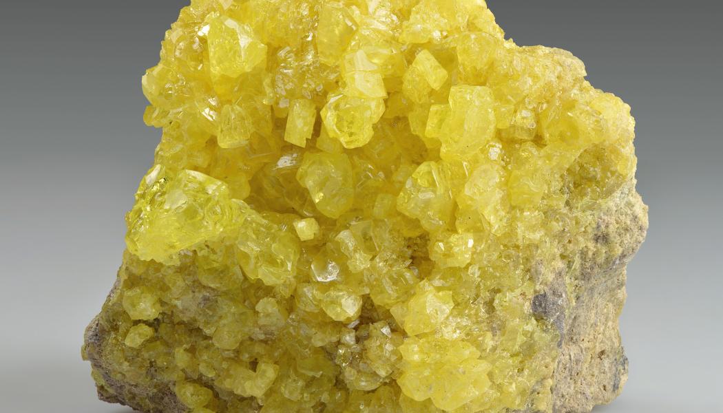 Svavel är ett gult mineral men utvinns idag mest som en biprodukt vid oljeraffinering. Foto: Ivar Leidus/Wikimedia Commons