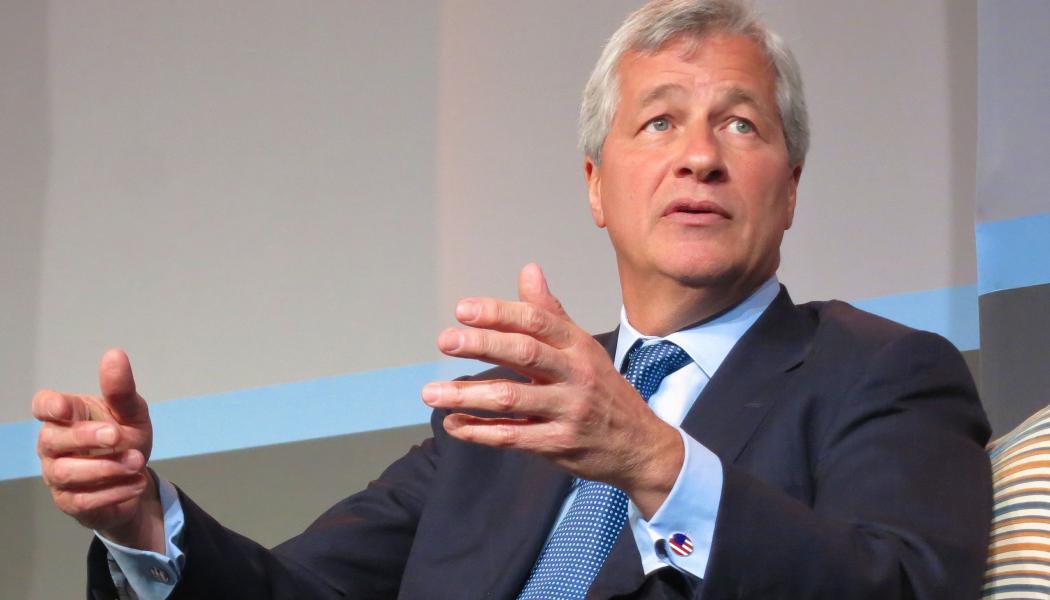 Jamie Dimon vid JPMorgans konferens för investeringar inom hälsovård. Foto: källa vid Wikipedia Common : Flickr, Fotograf: Steve Jurvetson