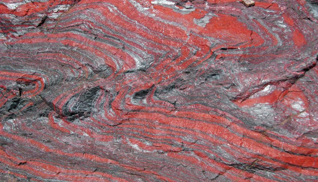 Bandformade järnförande malmer, så kallade itabiriter, är sedimentära bergarter mycket rika på järn, som påträffas i Simandou-regionen. Foto: James Saint John/Wikimedia Commons