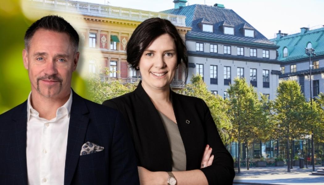 Jernkontorets energi- och klimatexperter, Pär Hermerén och Helén Axelsson, med stålindustrins klimatfärdplan. Foto: Jernkontoret