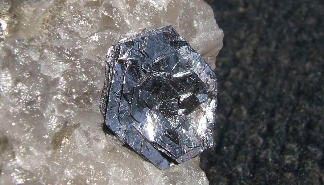 Molybdenit i kvarts. Foto: John Chapman/pyrope/Wikimedia Commons