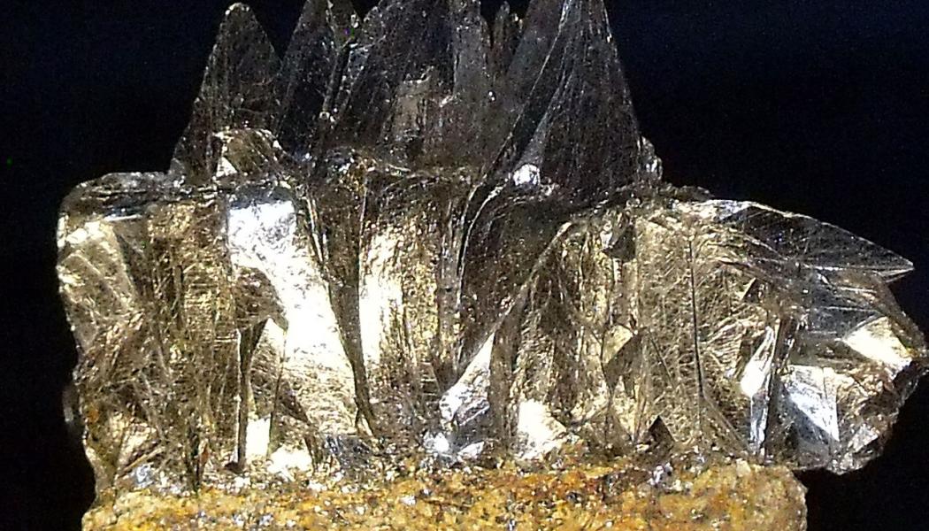 Grafit är en naturlig form av kol och är en av de mjukaste mineralerna som finns. Den har en karakteristisk mörkgrå till svart färg och en metallisk glans. Grafit består av lager av kolatomer arrangerade i hexagonala nätverk, vilket gör att den är extremt smörjande och lätt kan delas i tunna ark. Foto: Wikipedia Common, kredit: Mike Beauregard