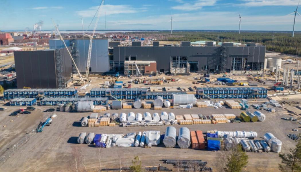 Brytningen av malm inleddes nyligen vid Syväjärvi-dagbrottet, som ligger på gränsen mellan Karleby och Kaustby. Samtidigt pågår tester och uppstart av anrikningsverket i Kaustby. Uppstarten av raffinaderiet i Karleby (bilden) väntas ske senare under året. Foto: Keliber