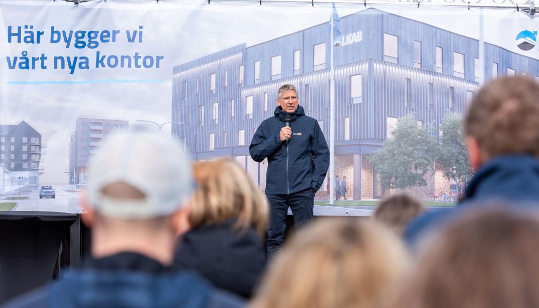 Jan Moström, vd och koncernchef på LKAB, mutade in byggområdet i centrala Kiruna med en LKAB-flagga i marken. Foto: LKAB