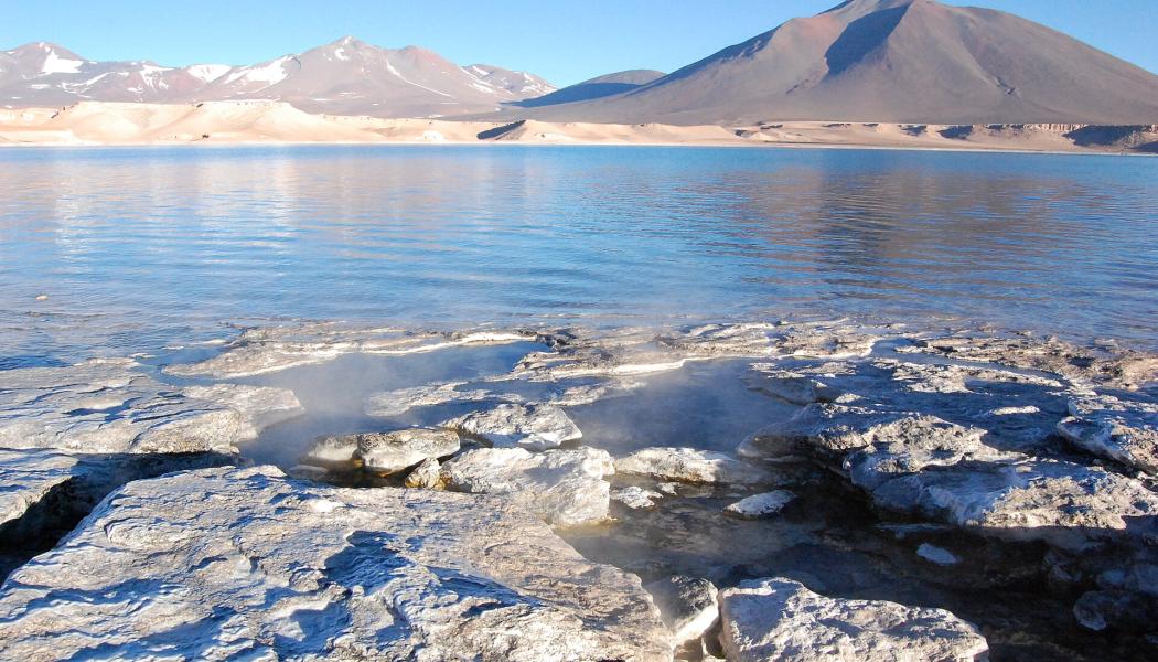 Laguna verde i Atacamaöknen, som ligger i den så kallade litiumtriangeln, i norra Chile, Argentina och Bolivia. Bild: Lucash/Wikimedia Commons