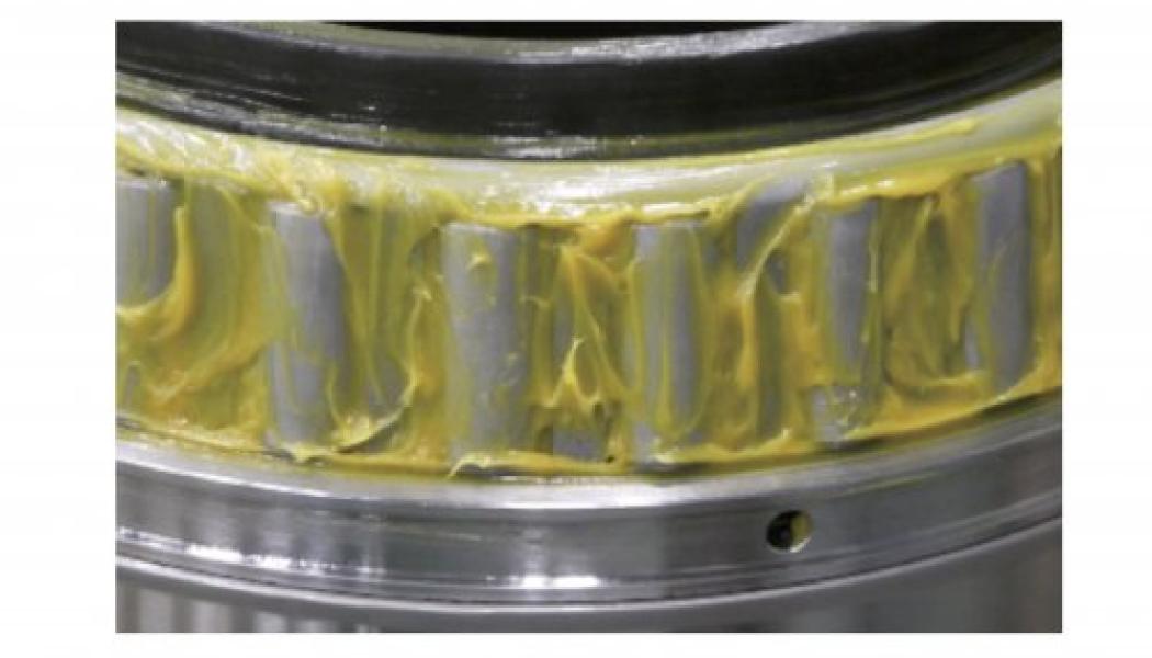 Det optimerade fettet bildar en tjock oljefilm mellan lagerbanans yta och rullarna för att förhindra metall-mot-metall-kontakt. Foto: NSK

