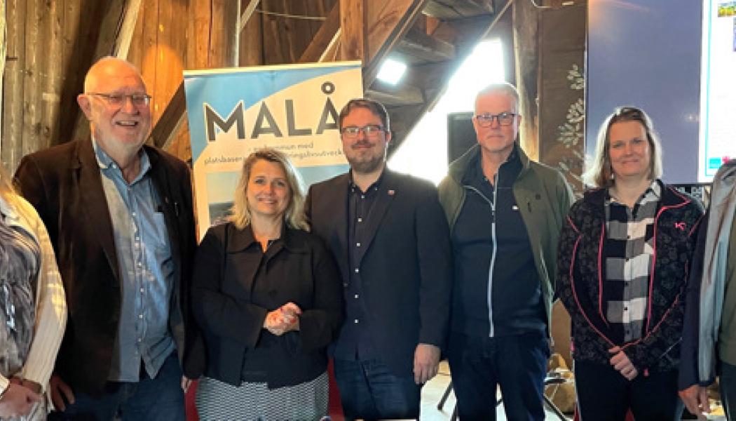 Från vänster Therese Bejgarn, Lennart Gustavsson, kommunstyrelsens ordförande i Malå, Anneli Wirtén, Jonas Lundström från Region Västerbotten, Erik Fjällström och Maria Tuomi från Boliden samt Johan Sjöberg från EMX Royalty Corporation. Foto: Åsa Thulin, SGU