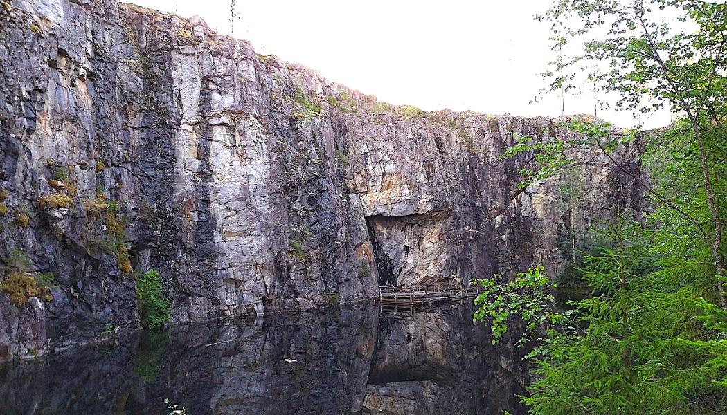 Mätäsvaara gruva och dess flytande scen. Foto: Wikipedia, kredit: Aavasuo72 -