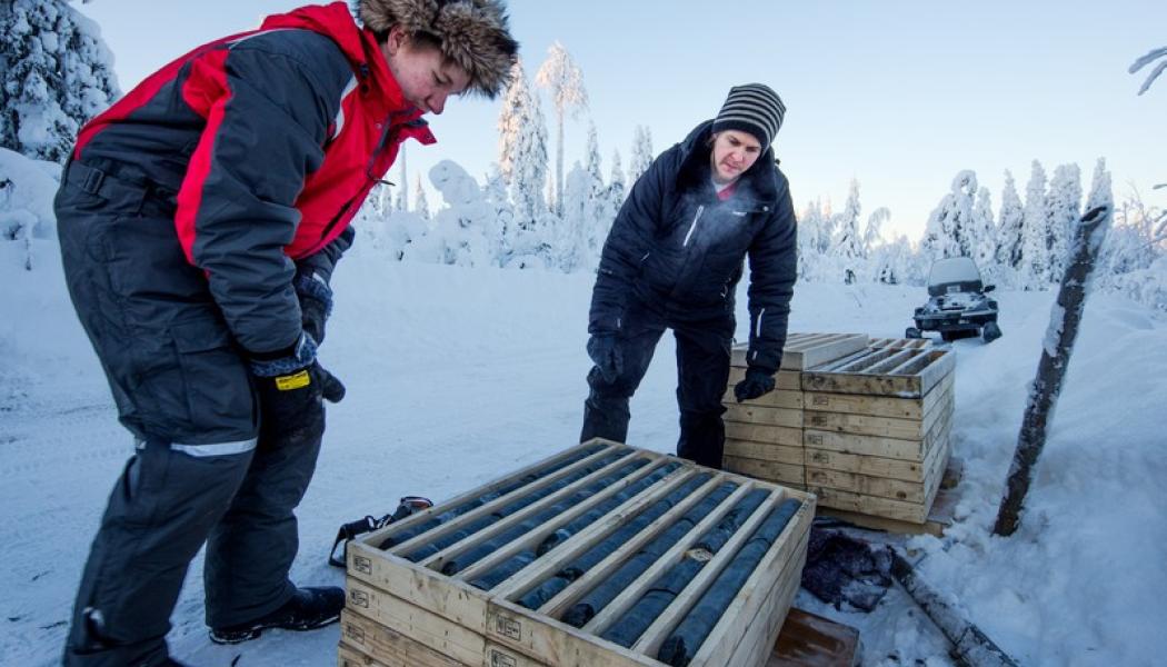 Mawson-teamet undersöker borrkärnor vid Rajapalot-projektet för guld och kobolt i Lappland. Mawson Gold (TSX: MAW) har fått viktiga beslut kring planering och reglering för sitt Rajapalot-projekt för guld och kobolt i Lapplandsregionen i Finland. Foto: Mawson Gold