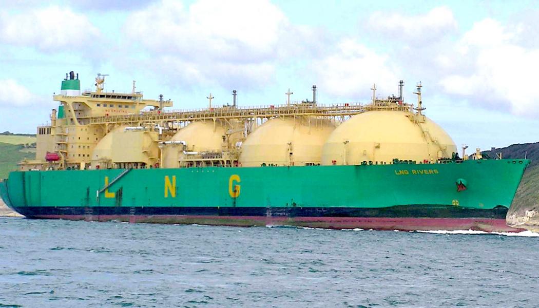 LNG-fartyg. I Danmark finns inga terminaler för att ta emot LNG som det ser ut idag. Men i själva verket är det inte nödvändigtvis en helt avlägsen tanke. Det uppger klimat-, energi- och försörjningsminister Dan Jørgensen (S) i ett nytt ministersvar. Foto: Creative Commons Lic. Kredit: Pline