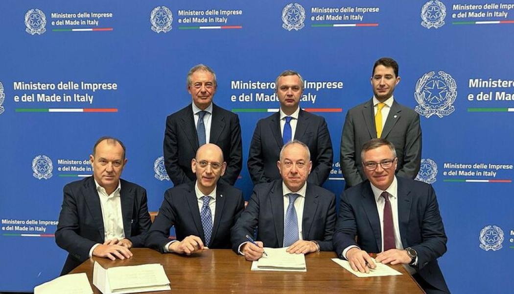 Avtalet undertecknas. Stålverket ska uppföras i samarbete mellan italienska och ukrainska företag. Foto: Metinvest