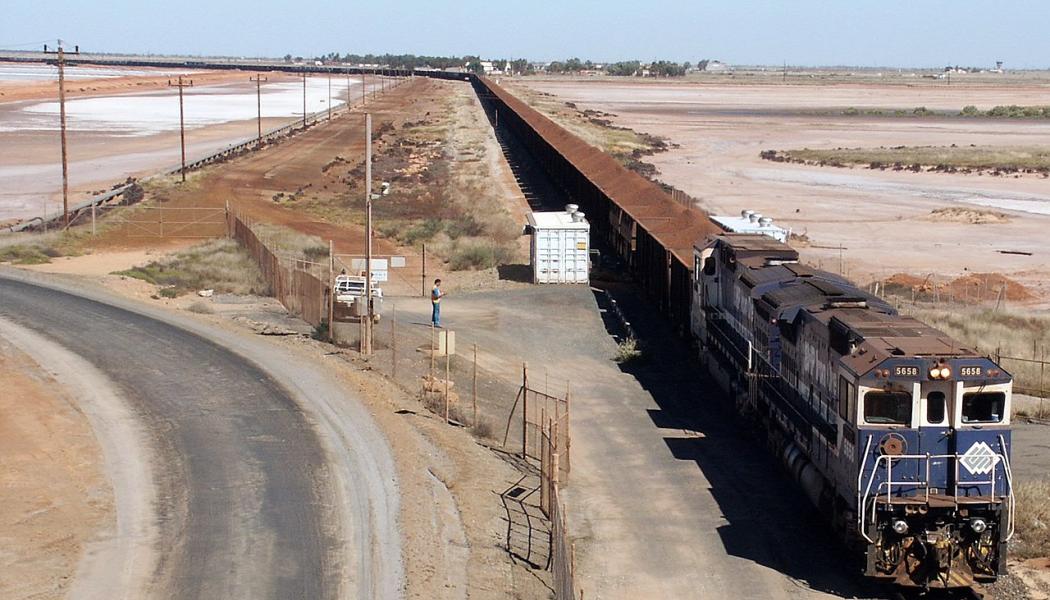 Tåg lastat med järnmalm från Pilbara-regionen. Foto: nachoman-au/Wikimedia Commons