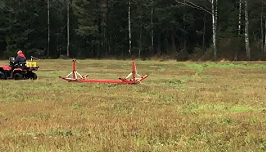 Foto på mätningar i Östergötland. Foto: Oskar Henriksson/SGU