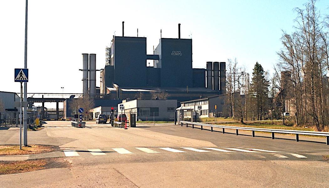 Huvudporten till Outokumpus stålverk i Torneå och ferrokromsmältverket i Röyttä i Torneå. Foto: Methem (Mikko J. Putkonen) 