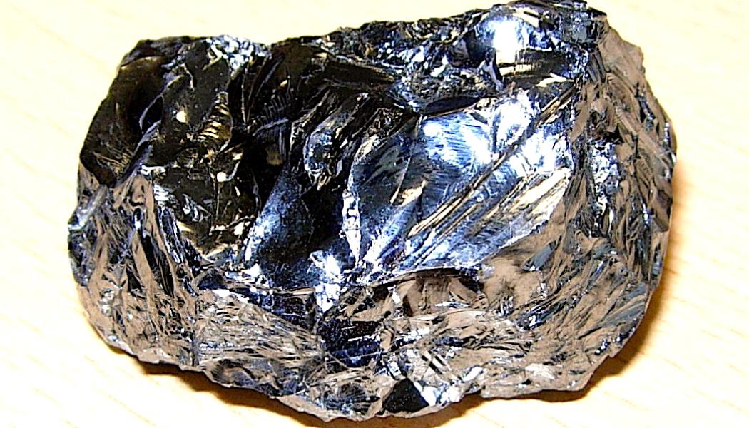 Polysilicium är en högren form av kisel som används i solceller och halvledare. Foto: Wikipedia Commons. Kredit: Enricoros