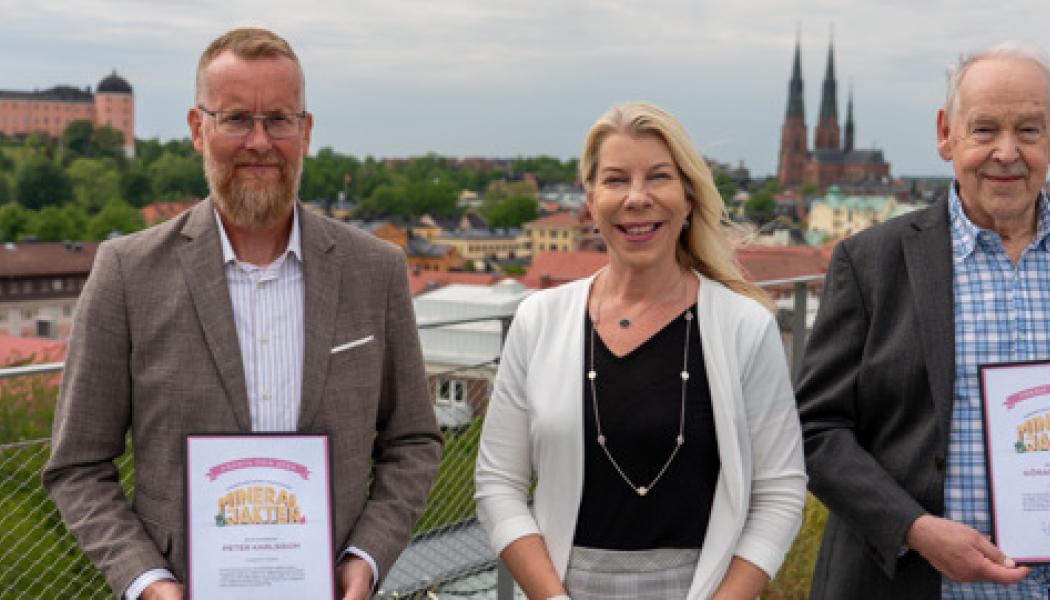 De tre pristagarna i 2024 års upplaga i Mineraljakten. Från vänster förstapristagaren Peter Karlsson, SGU:s generaldirektör Anette Madsen och längst till höger tredjepristagaren Göran Eliasson. Foto: Tobias Blixt/SGU