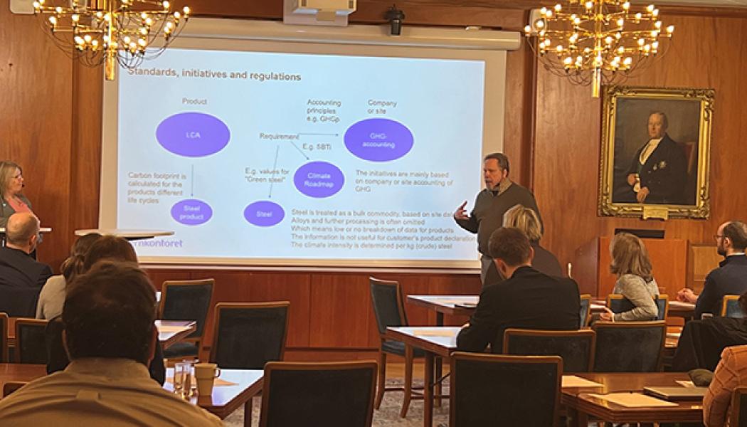 Karin Östman, projektledare och rådgivare i miljöfrågor på Jernkontoret, var tillsammans med Rutger Gyllenram, vd och grundare Kobolde & Partners två av talarna på seminariet ”Standardisation needs for the steel industry's climate transition – near zero steel” som ägde rum i Jernkontorets lokaler i Stockholm den 19 januari. Foto: Jernkontoret