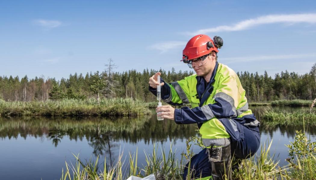 Provtagning i naturen. Foto: Endomines