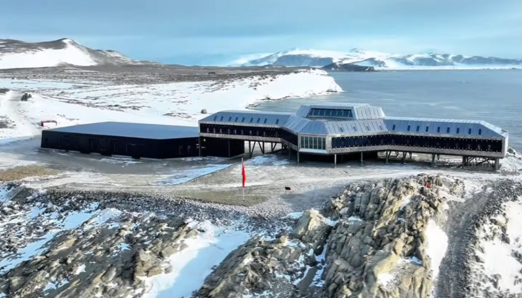 Qinling Station; pinyin: Qínlǐng zhàn,  är en antarktisk forskningsstation som drivs av Kinas polarforskningsinstitut. Den är belägen på den södra kanten av Inexpressible Island i Terra Nova Bay, Scott Coast, Victoria Land, vid Ross Sea-kusten i Östantarktis. Foto: Wikipedia Common, kredit: 中国新闻社