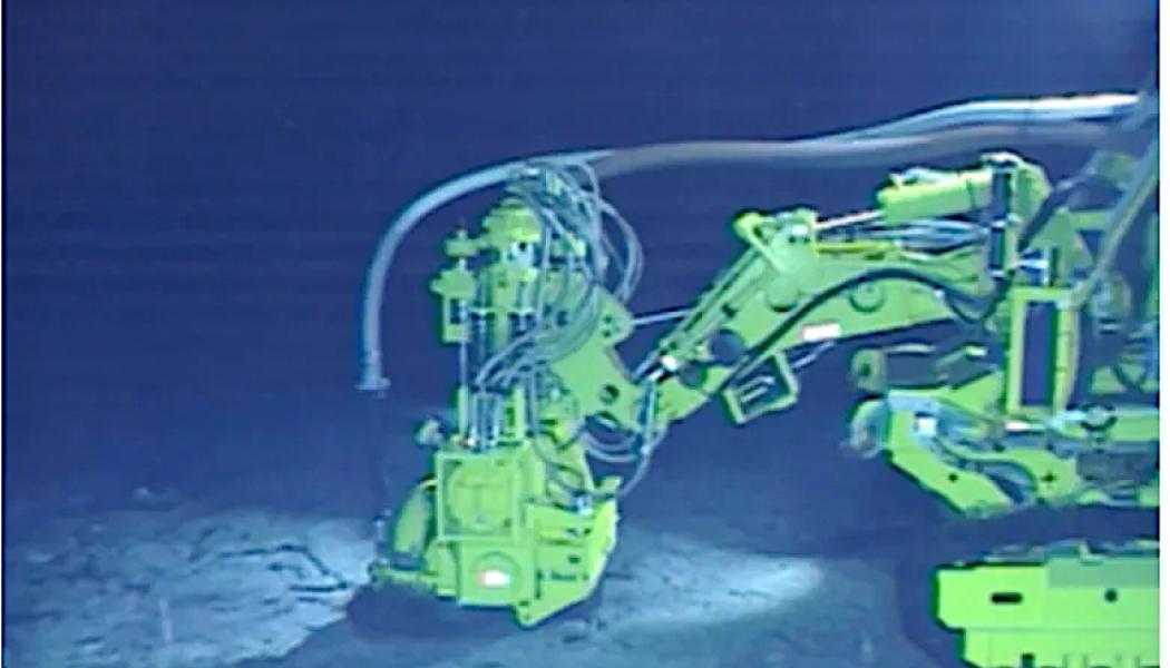 Mineralrikt bottensediment har hämtats upp från 6 000 meters djup nära Minamitorishima i Stilla havet. Foto: Minamitorishima-programmet.