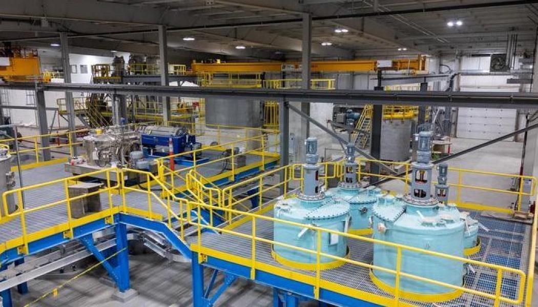 Sedan 2020 har SRC byggt en toppmodern anläggning för bearbetning av sällsynta jordartsmetaller i Saskatchewan, med finansiering från provinsregeringen i Saskatchewan och Kanadas federala regering. Anläggningen omfattar hela processen från mineral till metall, inklusive hydrometallurgi, separationsprocesser och metallsmältning. Varje steg bygger på avancerade, egenutvecklade och egenbyggda tekniker, utformade med särskilt fokus på operatörernas säkerhet och på hållbarhet. Foto: Saskatchewan Research Council (SRC) 
