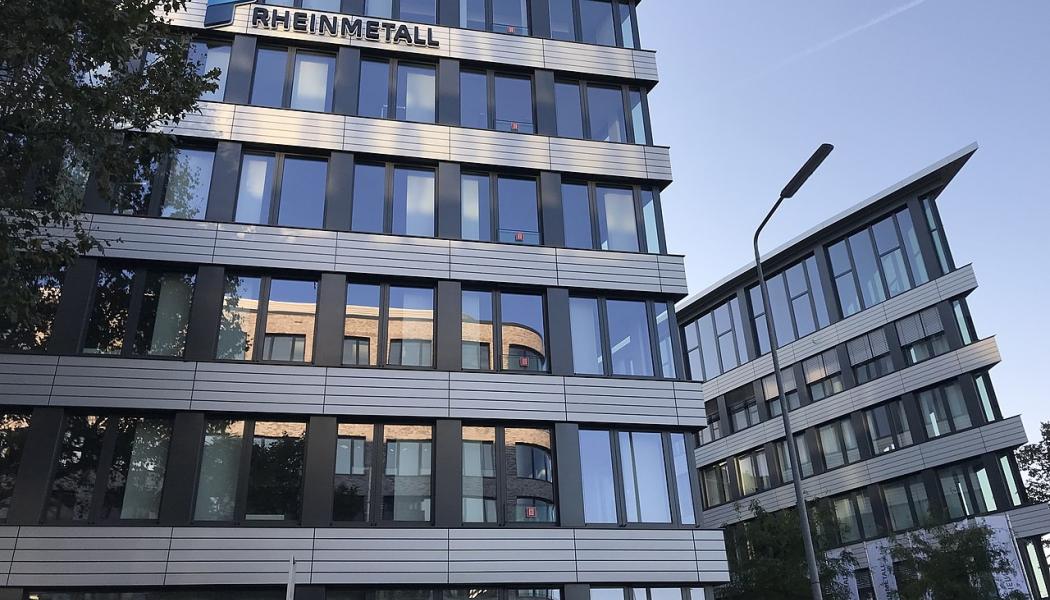 Vid invigningen meddelade Rheinmetall att man även expanderar i andra länder. Tillsammans med den rumänska regeringen ska företaget bygga en pulverfabrik i Rumänien med en investeringsvolym på omkring 550 miljoner euro. Dessutom planeras en fabrik i Bulgarien som ska producera både pulver och artillerigranater, med en kapacitet motsvarande en tredjedel av den nya anläggningen i Unterlüß. Foto: Rheinmetalls huvudkontor i Stuttgart.  Wikipedia Common Lic. Kredit: Dagce
