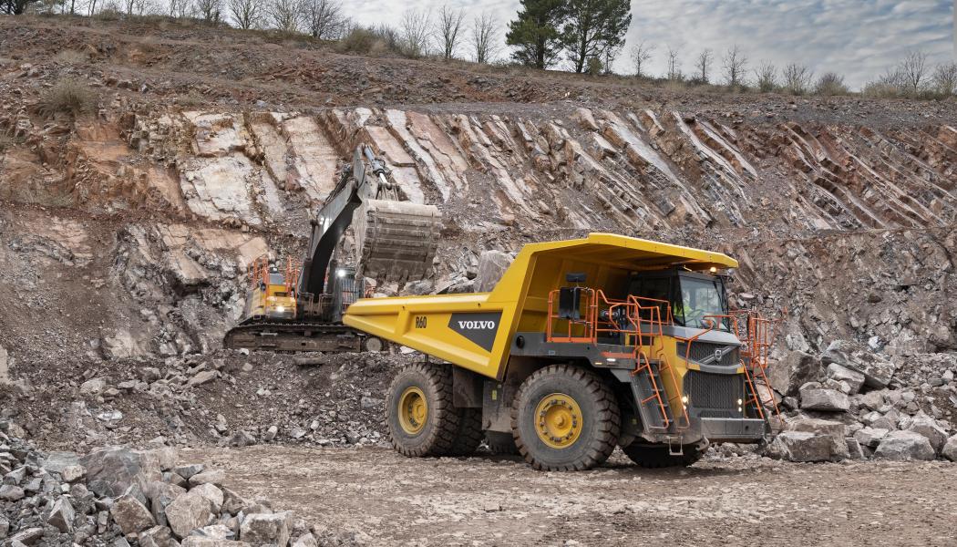 Att maximera antalet ton material som flyttas per timme är en av grundprinciperna i konstruktionen av R60 och R70, framhåller Volvo CE. De nya maskinerna har en V-formad korg som är utformad för att ge maximal lasthållning, samtidigt som den minimerar materialåterföringen efter tippning. Foto: Volvo CE