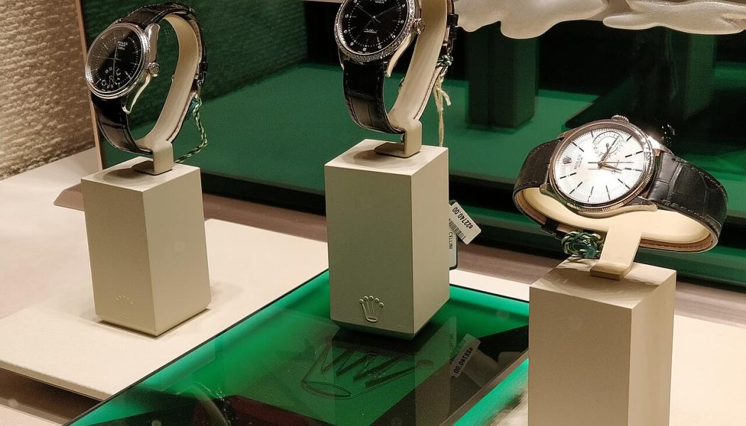 Rolexklockor i ett skyltfönster i Helsingfors. Foto: Wikipedia Commons Lic. Kredit: Arto Alanenpää 

