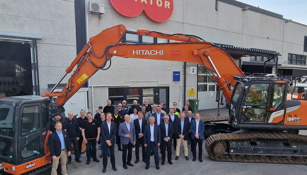 För att fira dessa två milstolpar inbjöd Vandakontoret i Finland nyligen en auktoritativ grupp gäster från Hitachi, ledd av VD:n för Hitachi Construction Machinery (HCM), Kotaro Hirano. I sitt tal gratulerade han Rotator och tackade varmt personalen för deras långsiktiga och framgångsrika arbete. Foto: Rotator Oy
