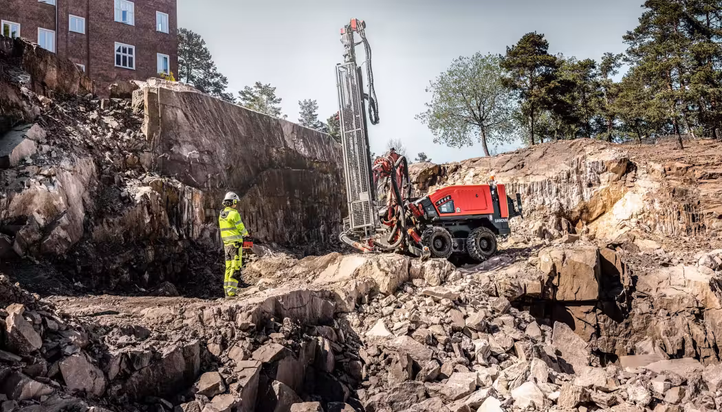 Commando DC310RiE, som borriggen kallas, möjliggör borrning med noll lokala utsläpp och ”avsevärt lägre bullernivåer” jämfört med dieseldriven utrustning. Foto: Sandvik