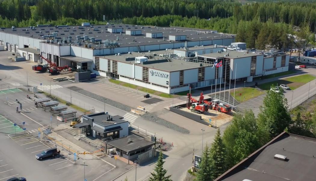 Sandviks fabrik i Finland. Nyligen lanserade Sandvik även teknikprogrammet DataDrive’31, en satsning värd 80 miljoner euro med målet att påskynda den digitala omställningen inom gruvindustrin genom datadriven forskning och produktutveckling. Sandviks långsiktiga engagemang i Finland uppmärksammades dessutom i november 2025, då Alexander Stubb, Finlands president, hedrade företaget för dess mångåriga investeringar och betydelse för den finländska industrin. Foto: Sandvik