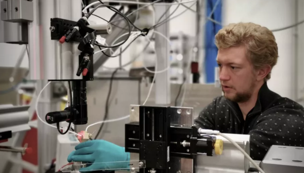 Alfred Larsson monterar en elektrokemisk cell vid instrumentet ”The Swedish Materials Science Beamline P21.2” vid partikelacceleratorn PETRA III i Hamburg. Foto: Jinshan Pan