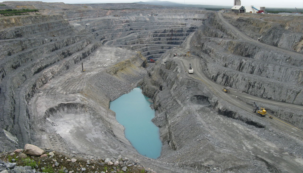 Boliden flaggar för minskad produktion i Aitikgruvan på grund av förekomst av mycket hård bergart. Foto: TZorn/Wikimedia Commons
