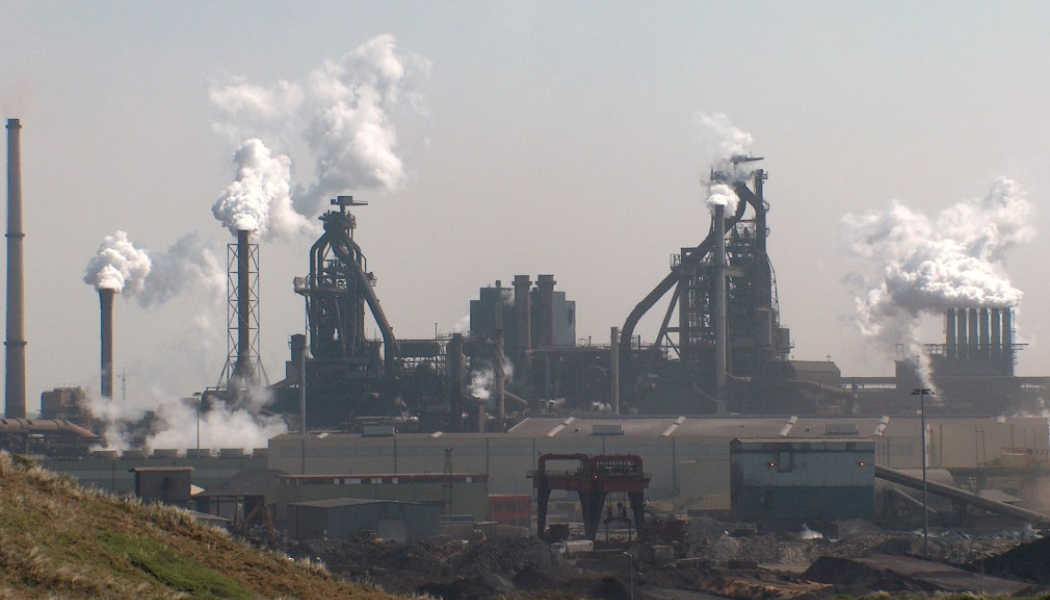 Stålverket IJmuiden i Nederländerna. Foto: Jesper Schoen - http://members.lycos.nl/fotoarchiefvon/hoogovens.JPG/Wikimedia Commons