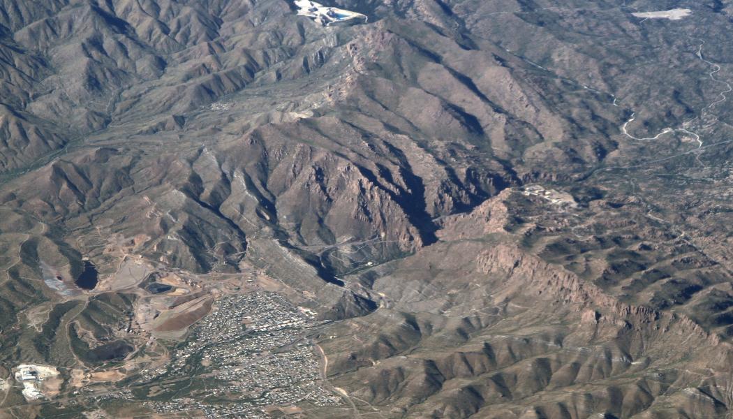 Platsen för den tilltänkta gruvan i delstaten Arizona. Foto: zeesstof from The Woodlands, TX, USA, Superior AZ Uploaded by PDTillman/Wikimedia Commons