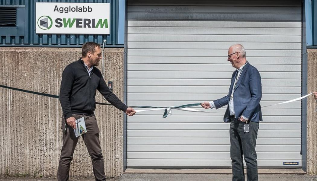 Mikael Larsson, affärsområdeschef Metallurgi och vd Pontus Sjöberg ”klipper” bandet vid invigningen av det nya agglomeringslabbet hos Swerim i Luleå. Foto: Magnus Stenberg, Luleåfotograferna 