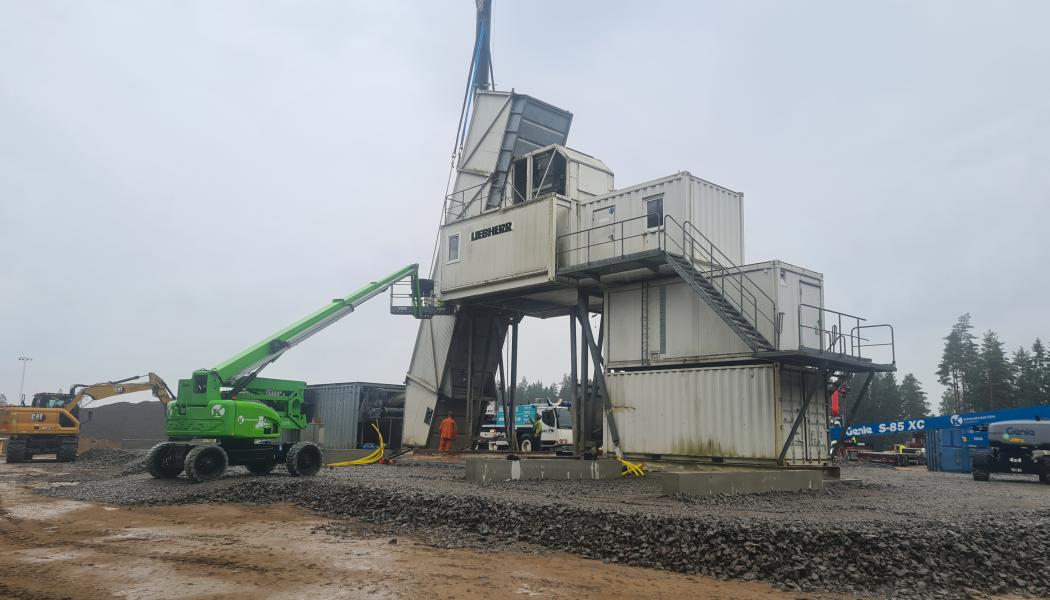 Den nya fabriken kommer att byggas upp igen i Engholm mellan Gemla och Avesta, nära en bergtäkt. Foto: Swerock