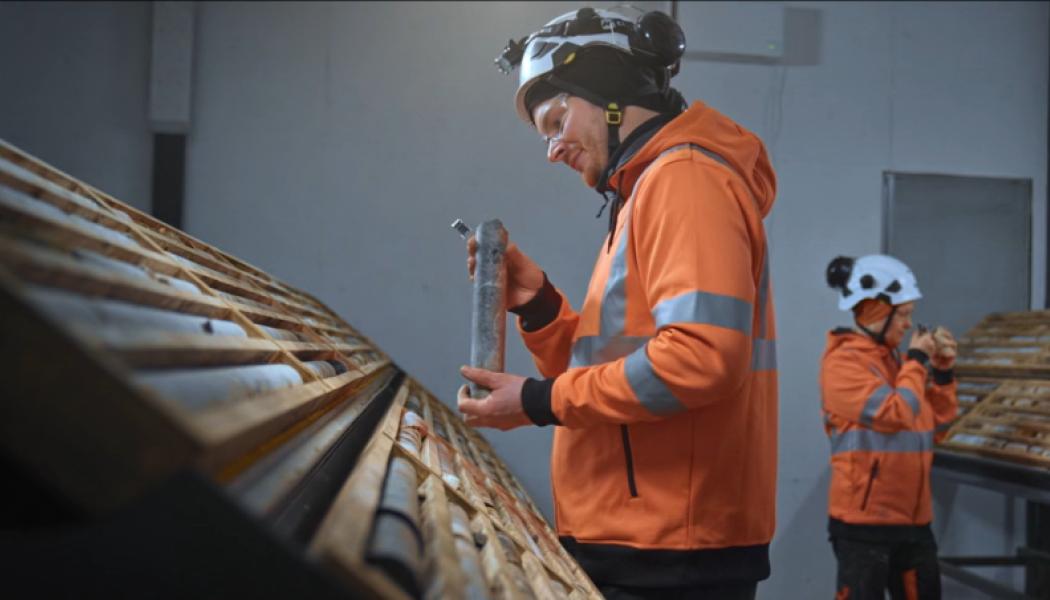 Provkontroll efter testborrningar. Foto: Finnish Mineral Group