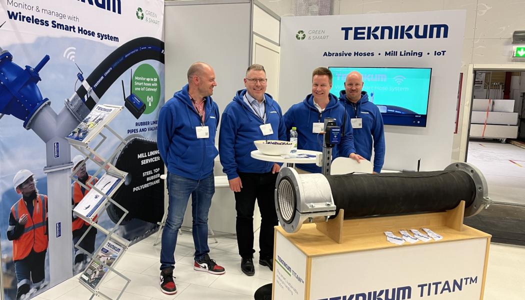 En slang för industriellt bruk hade hedersplatsen i Teknikums monter. Slangen, med namnet Teknikum Titan används för hydraulisk sug- och leveranstransport av mycket abrasiva material. Den är lämplig för tunga förhållanden där slangen måste motstå slitage, rörelser och fuktiga vibrationer.

Riku Sivula, Lars Åström, Timo Kokkonen, Jani Lampinen fanns på plats i montern.
