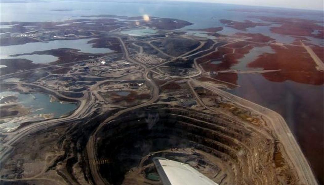 Diamantgruvan Diavik i norra Kanada har under sin livslängd producerat diamanter till värden av flera miljarder dollar. Nyligen stängde gruvan för gott. Foto: Trevor MacInnis/Wikimedia Commons