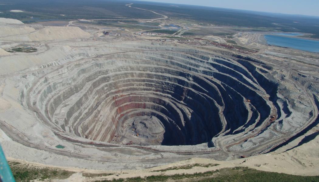 En av världens största diamantgruvor. Foto: Stepanovas (Stapanov Alexander)/Wikimedia Commons