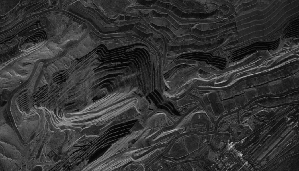 Rio Tinto har brutit malm i West Angela, som ligger i den järnmalmsrika Pilbara-regionen i Australien, sedan 2002. Radarsatellitbild. Foto: Umbra lab/Wikimedia Commons 