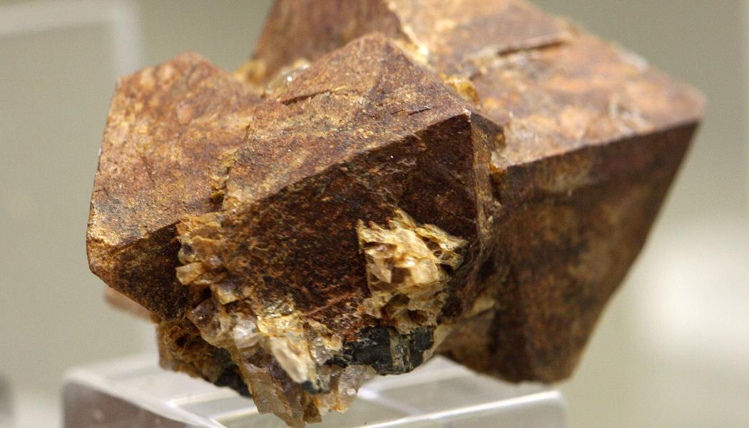Xenotim, en mineralkälla som innehåller terbium bland annat. Foto: Elke Wetzig Elya/Wikimedia Commons