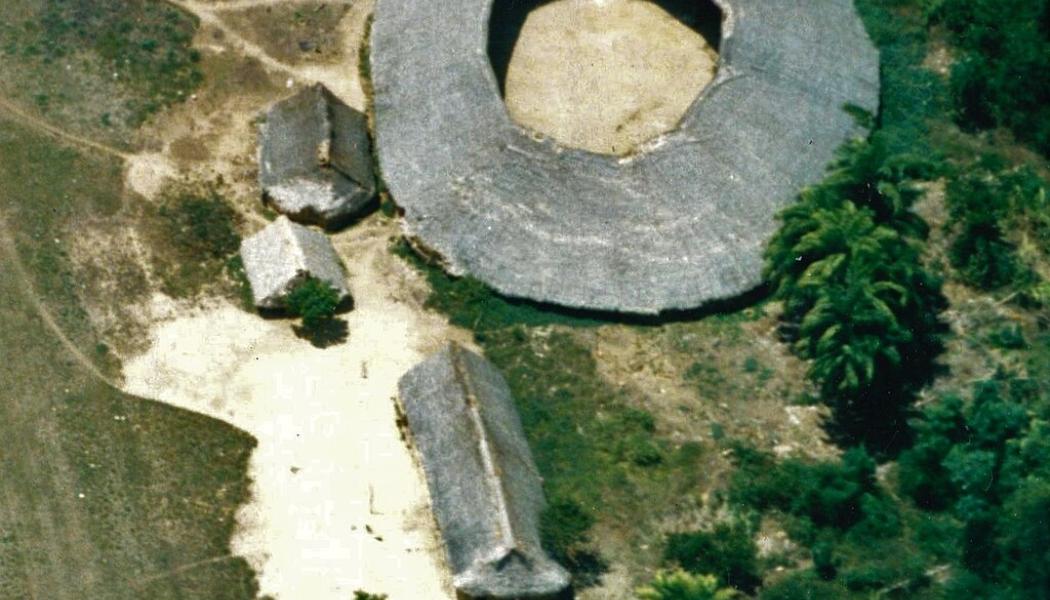 Yanomami-bosättning. Foto: Cmacauley/Wikimedia Commons