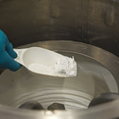 För att utvinna litium ur Alsace geotermiska saltlösningar kommer Eramet att använda aluminiumhydroxid som fungerar som en litiumsvamp. Foto: Eramet