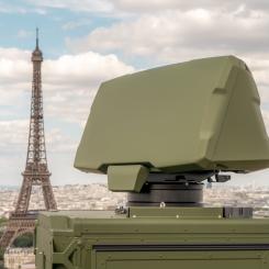 Giraffe 1X är en kompakt 3D-radar som kan användas för luftförsvar, bekämpning av obemannade flygsystem (C-UAS) samt skydd av byggnader och anläggningar. Foto: Saab