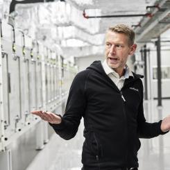 Simon Rehnström/SvD/TT: Northvolts vd Peter Carlsson i bolagets fabrik i Västerås. Nu har Northvolt fått utökat miljötillstånd för utbyggnaden i Skellefteå. Arkivbild.