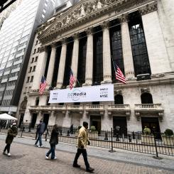 John Minchillo/AP/TT: Fotgängare utanför New York-börsen. Arkivbild.