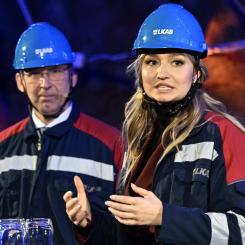 Jonas Ekströmer/TT: LKABs vd och koncernchef Jan Moström och energi- och näringsminister Ebba Busch (KD) under pressträff vid LKAB i Kiruna då de berättade om fyndet av sällsynta jordartsmetaller där. Nu vill hon slopa uranbrytningsförbudet snabbare. Arkivbild.